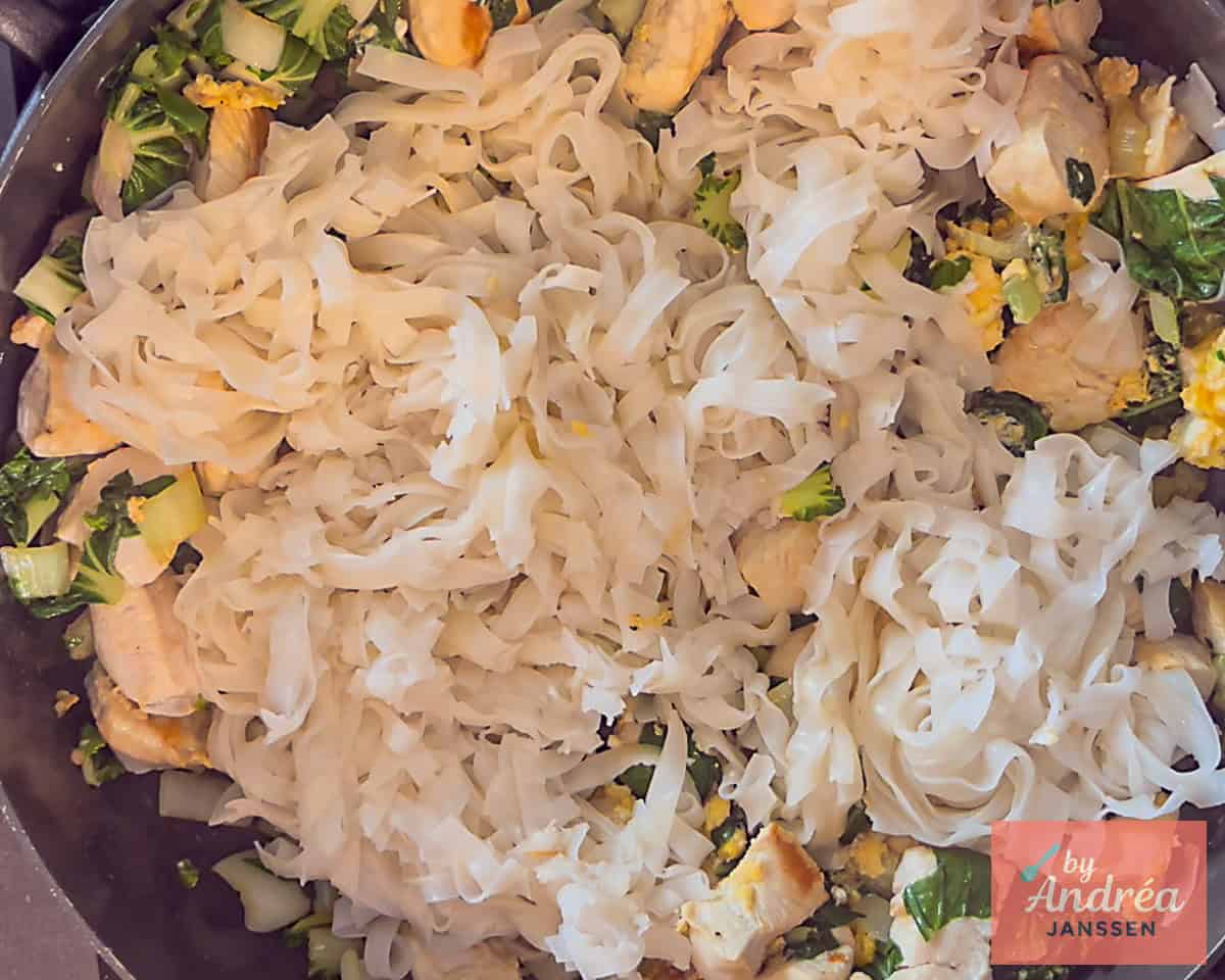 Rice noodles with chicken, bok choy and egg