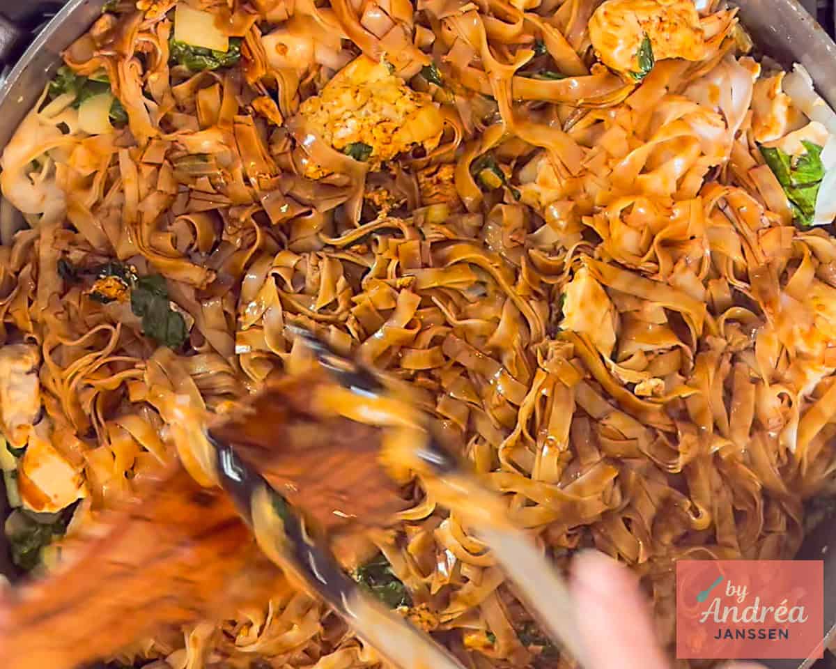 A pan mixed with pad see ew