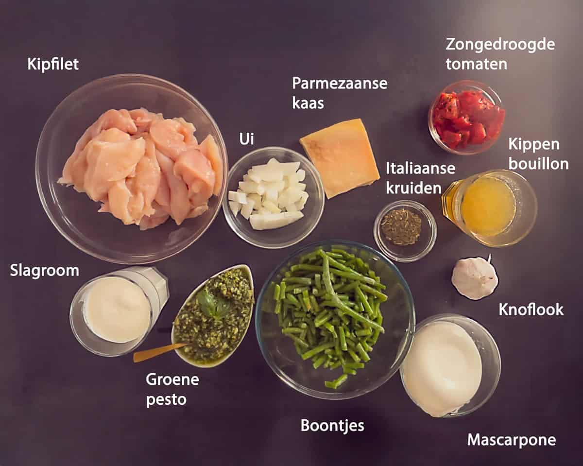 Ingrediënten Toscaanse Kip met Pesto uit de Slowcooker op een donkere ondergrond met tekstbeschrijving.