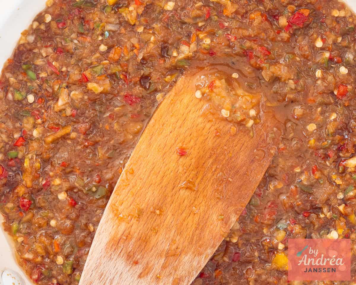 Simmering sambal badjak
