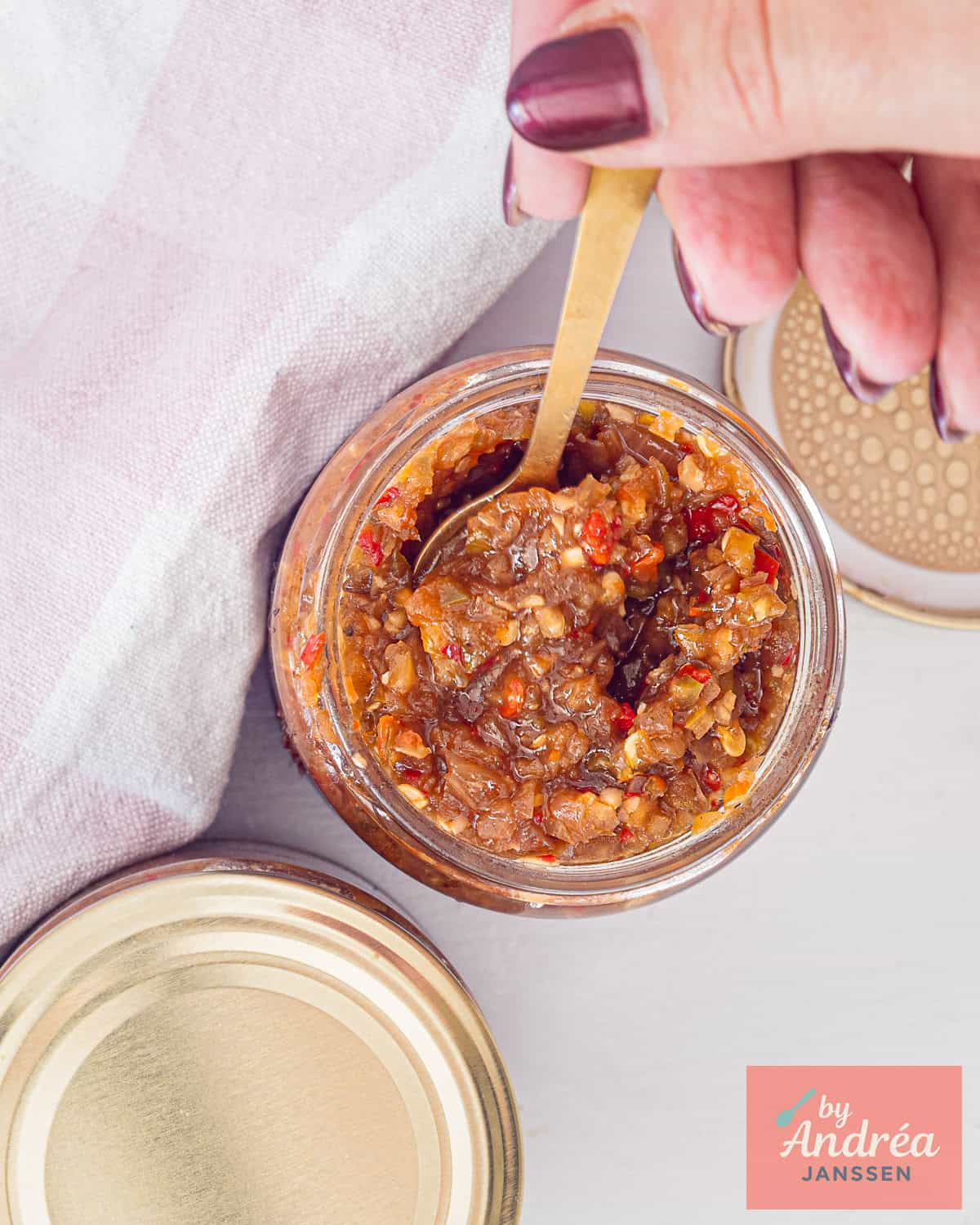 Een potje met Gebakken Sambal Badjak met Santen