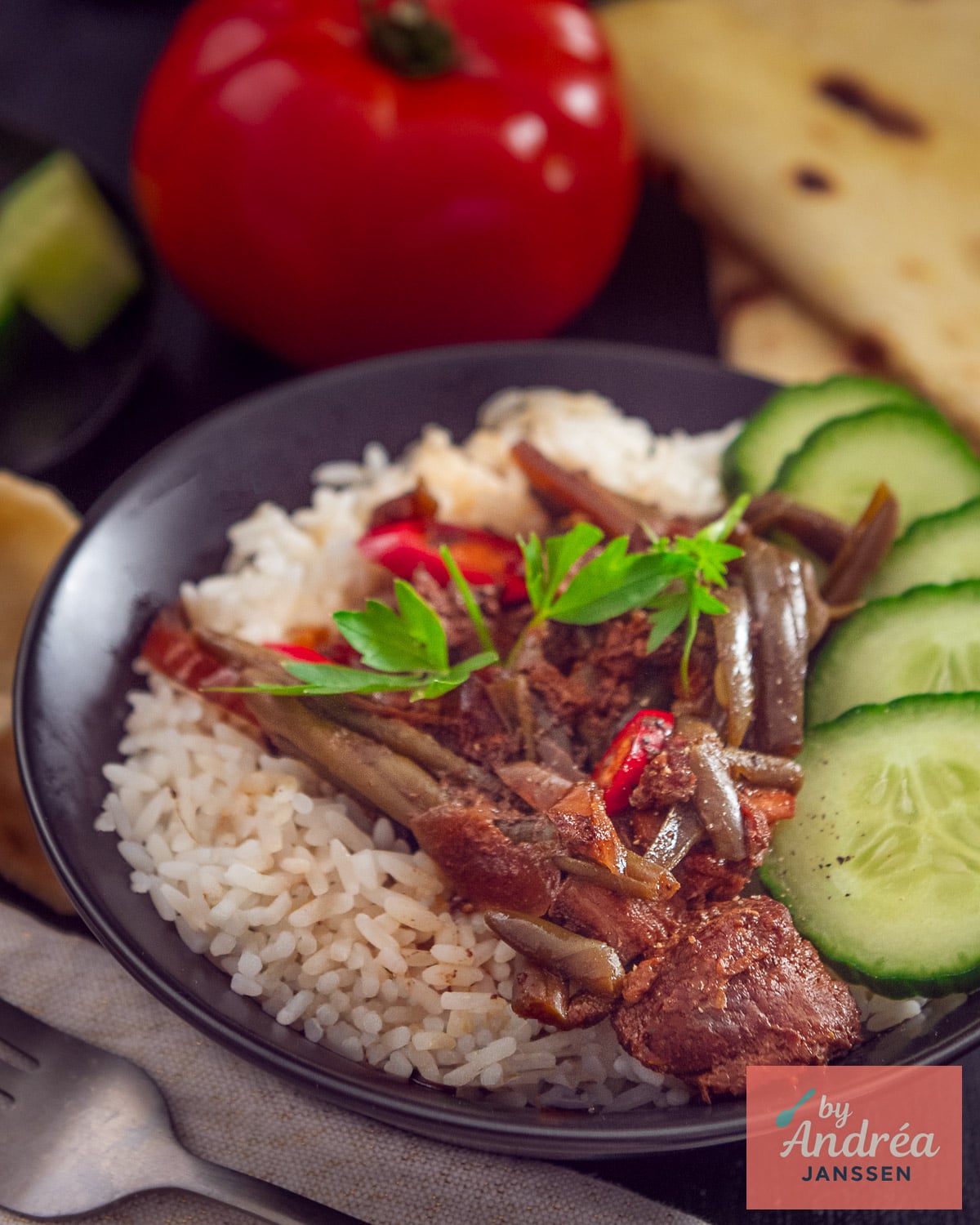 Tender Surinamese beef in a dark sweet soy sauce with green beans