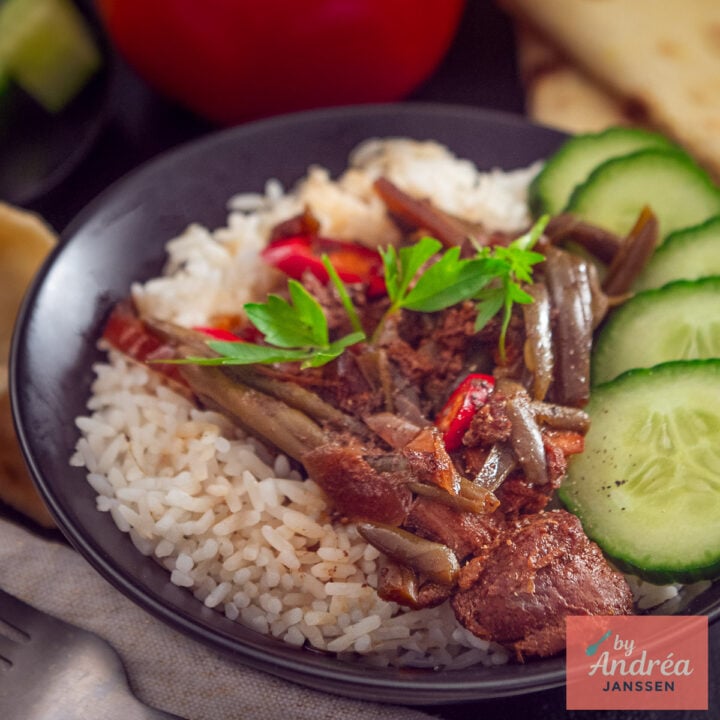 Slow cooker stew with tender pieces of beef and green beans